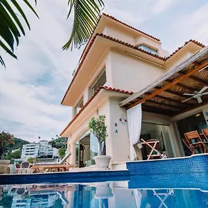 Tres, Villas Brisas, Guitarrón